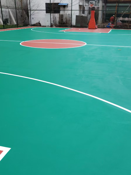 东郊镇 球场长期使用易出现地面开裂